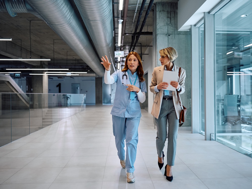 Zwei Frauen im Gespräch über Versorgung im Pflegealltag